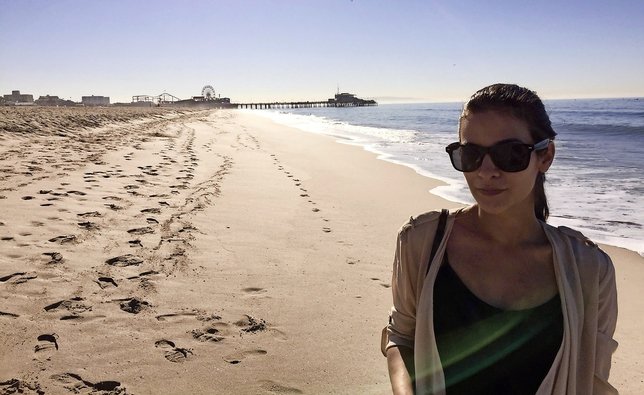 Antonia, seule et radieuse, noie son chagrin sur les plages de Santa Monica…  © DR
