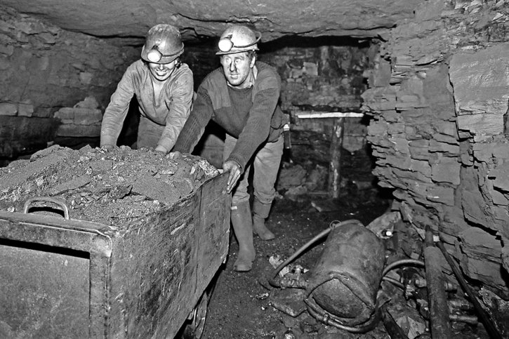 Transfert d’une berline vers la galerie centrale, dans la mine d’Arigna. Les wagonnets pouvaient contenir jusqu’à 400 kg de charbon. © PFY