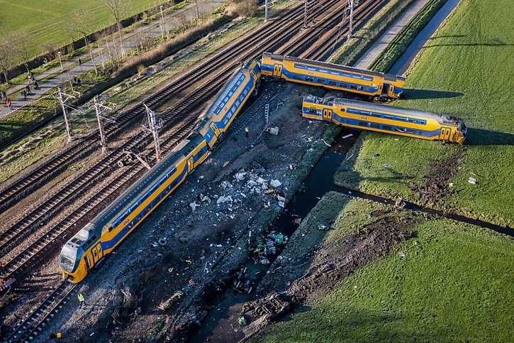 Le train à deux étages reliant Leiden à La Haye, avec environ 50 passagers à bord, a déraillé mardi après avoir percuté une grue qui se trouvait sur les rails pour des travaux de maintenance sur deux des quatre voies. © KEYSTONE/EPA/REMKO DE WAAL