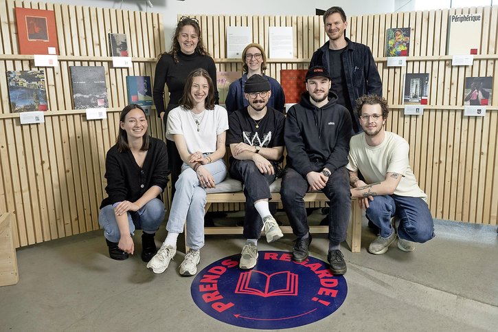 Les élèves qui ont participé à Eikonbiblio sous le regard de Luca Etter (debout à droite). De gauche à droite et de haut en bas: Ella Pasquier, Julie Mollard, Sirena Chong, Maude Gyger, Bastien Habegger, Yann Remy et Nathan Mabillard. Manquent Daphné Staruch, Margaux  Fontana et Jonathan Mabboux. © Charly Rappo