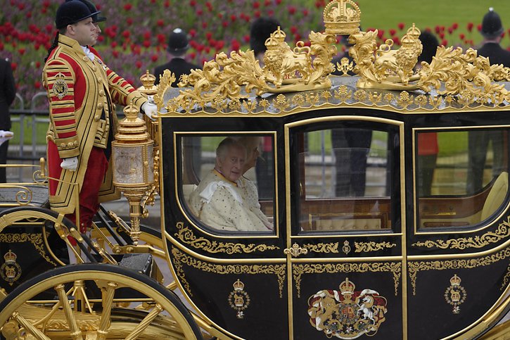 Charles quitte le Palais de Buckingham pour se rendre à l'abbaye de Westminster où il doit être couronné. © KEYSTONE/AP/Vadim Ghirda