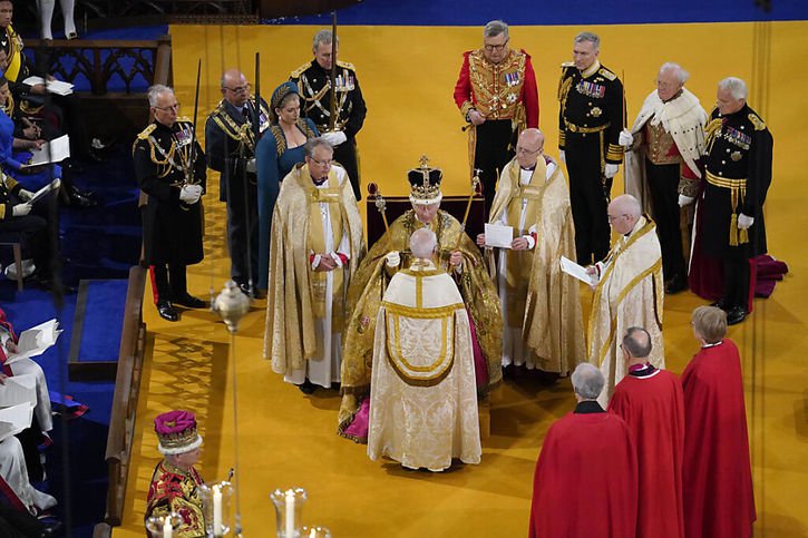 L'étole royale sur les épaules, le gant du couronnement en cuir blanc enfilé sur une main, un sceptre dans chaque main, le roi a ensuite reçu la couronne. © KEYSTONE/AP/Andrew Matthews