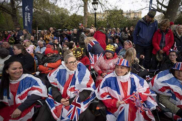Une foule nombreuse, joyeuse et parée aux couleurs du Royaume-Uni a fait le déplacement de tout le pays mais aussi de l'étranger pour assister à cet évènement historique. © KEYSTONE/AP/Andreea Alexandru
