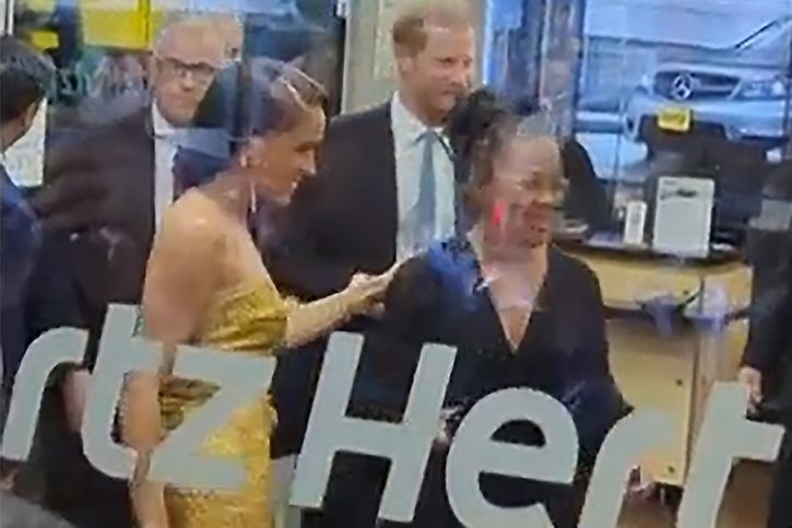 D'après des journalistes, le prince Harry et sa femme Meghan n'ont pas foulé le tapis rouge et sont entrés et sortis par l'arrière de la salle où se déroulait la soirée. © KEYSTONE/AP/Andrew