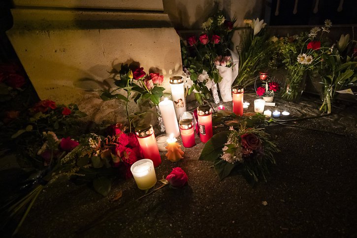 Des fleurs et des bougies ont été déposées devant le portail donnant accès à la maison de Tina Turner à Küsnacht (ZH). © KEYSTONE/MICHAEL BUHOLZER