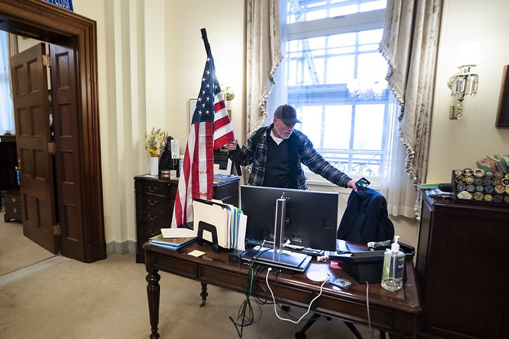 Le sexagénaire s'était introduit dans le bureau de Nancy Pelosi au moment de l'assaut survenu en 2020. © KEYSTONE/EPA/JIM LO SCALZO