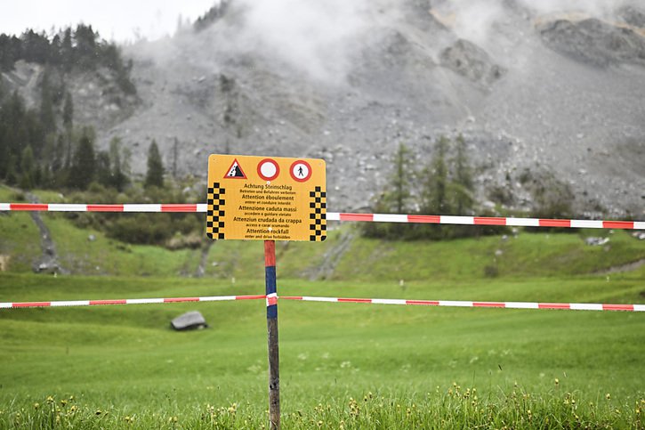 Les habitants de Brienz n'ont plus accès à leur logement depuis plusieurs jours. © KEYSTONE/GIAN EHRENZELLER