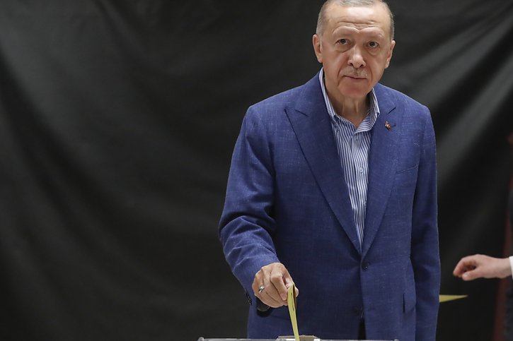 Le président turc Erdogan obtiendrait 55% des voix contre 45% à son rival Kiliçdaroglu au second tour de l'élection président, selon l'agence officielle après dépouillement de deux tiers des bulletins. (archives) © KEYSTONE/AP/Murad Sezer