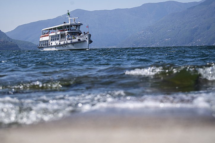 Plusieurs bateaux transportent des touristes sur le lac Majeur (Photo prétexte). © KEYSTONE/TI-PRESS/SAMUEL GOLAY