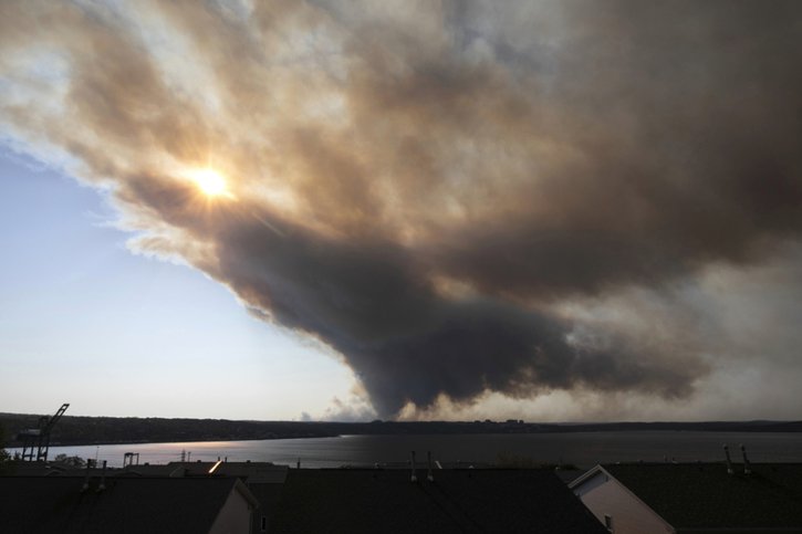 Le feu menaçant Halifax est toujours hors de contrôle. © KEYSTONE/AP/Kelly Clark