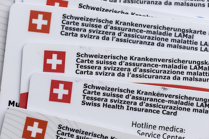 Les changements de caisse maladie ont connu des sommets pour l'année 2023. Les assurés ont réagi à la hausse supérieure à la moyenne (6,6%) du montant des primes au niveau suisse. (image d'illustration) © KEYSTONE/CHRISTIAN BEUTLER