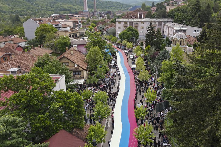 Les manifestants ont déployé un gigantesque drapeau serbe de plus de 200 mètres de long entre le centre-ville et les abords de la mairie. © KEYSTONE/AP/Bojan Slavkovic