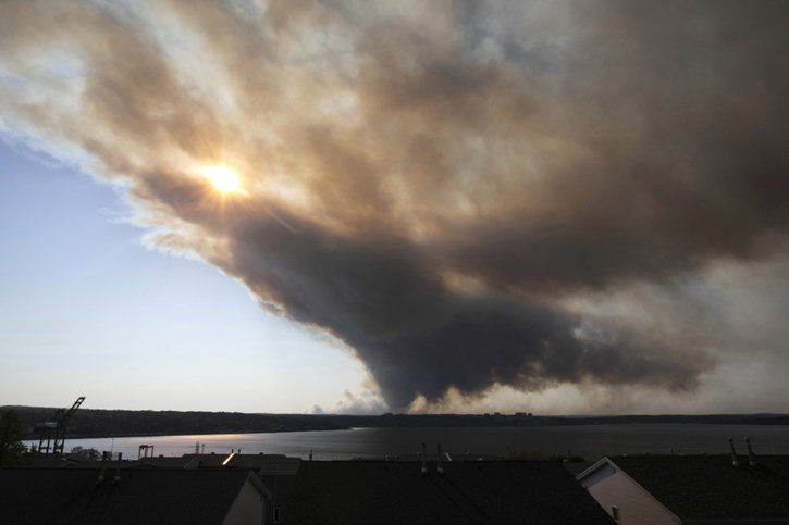 Plus de 16'000 habitants du nord-ouest d'Halifax ont déjà été évacués à cause d'un incendie menaçant la ville. © KEYSTONE/AP/Kelly Clark