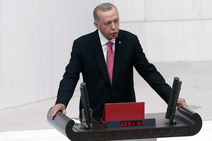 Le président turc Erdogan s'est montré conciliant comme jamais. Il a demandé à ses opposants de "trouver une façon de faire la paix". © KEYSTONE/EPA/NECATI SAVAS