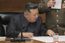 Kim Jong Un inspecte le premier satellite espion nord-coréen
