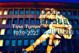 Tina Turner affichée en grand sur l'ambassade américaine à Berne