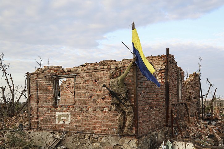 Dimanche, le village de Klichtchiïvka est tombé après des mois de combats (image symbolique). © KEYSTONE/AP/Alex Babenko