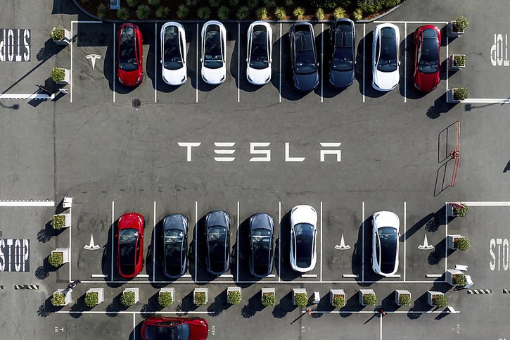 Tesla a confirmé son objectif de produire 1,8 million de véhicules en 2023 (archives). © KEYSTONE/AP/Noah Berger