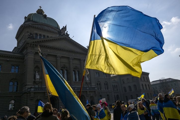 La guerre en Ukraine s’est invitée sur la place Fédérale, comme ici lors d’une manifestation en faveur de la paix en mars dernier. © Keystone