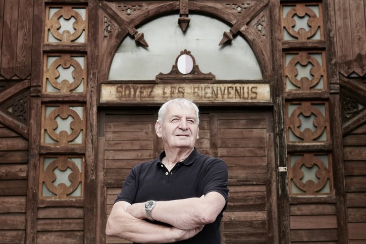 Stéphane Chardonnens habite à quelques pas du casino stand de la société de tir de Payerne. Il détient les clefs et donne un coup de balai avant que les locataires prennent possession des lieux. © Jean-Baptiste Morel