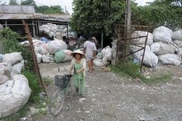 Visite dans une usine vietnamienne de recyclage du plastique