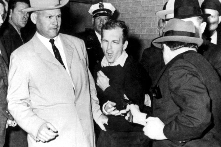 Arrêté peu après les coups de feu, l'assassin présumé, Lee Harvey Oswald (au centre), sera abattu deux jours plus tard par Jack Ruby (à droite). © Keystone/AP UPI/BOB JACKSON