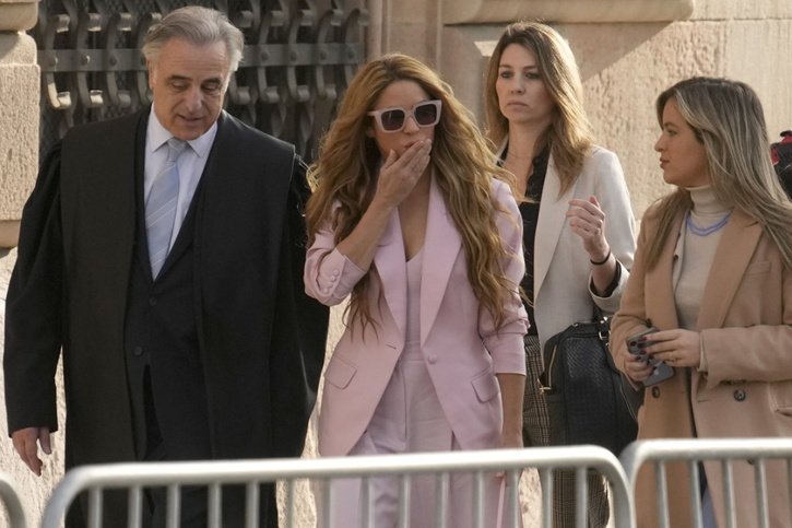 La chanteuse colombienne Shakira lundi matin lors de son arrivée au tribunal avec des membres de l'équipe responsable de sa défense. © KEYSTONE/EPA/Quique Garcia