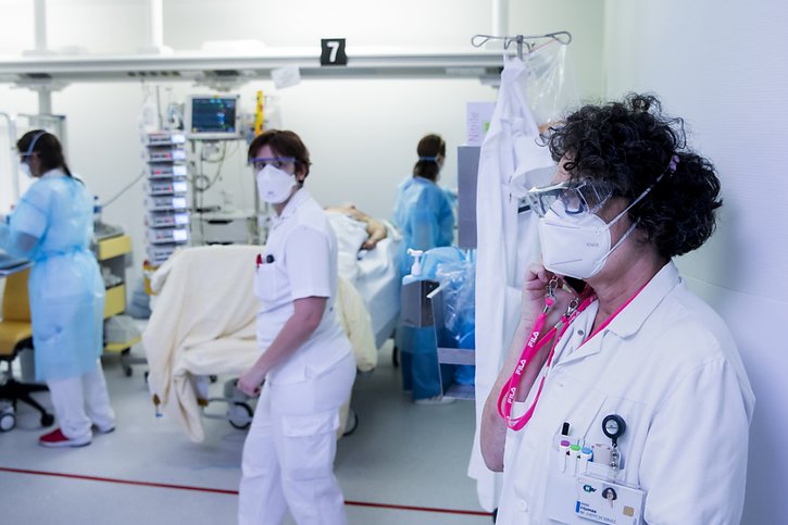 La part de l'ensemble du personnel infirmier a diminué de 43,1 à 40,3% entre 2010 et 2021 (archives). © KEYSTONE/JEAN-CHRISTOPHE BOTT