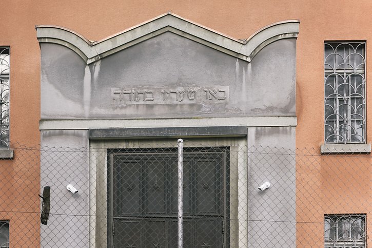 Des caméras de surveillance à l'entrée d'une synagogue à Zurich (archives) © KEYSTONE/CHRISTIAN BEUTLER