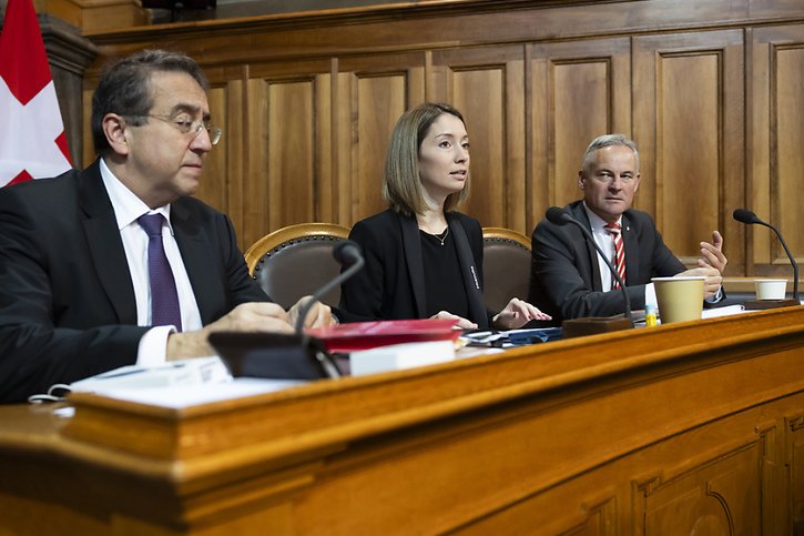 Les conseillers aux Etats Pascal Broulis (PLR/VD), Johanna Gapany (PLR/FR) et Matthis Michel (PLR/ZG) (de gauche à droite) lors du débat sur le budget 2024. © KEYSTONE/PETER KLAUNZER