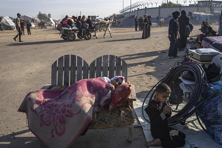 A pied, à moto, entassés dans des charrettes ou leurs bagages empilés sur le toit de leur voiture, de nombreux civils fuient la bande de Gaza, toujours plus au sud vers la ville de Rafah, près de la frontière fermée avec l'Egypte. © KEYSTONE/AP/Fatima Shbair