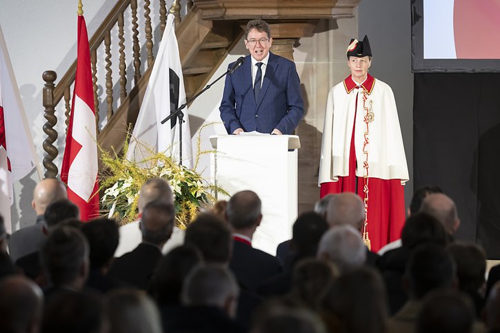 Le conseiller fédéral Albert Rösti a rendu hommage au nouveau président du Conseil national, Eric Nussbaumer (PS/BL). © KEYSTONE/ANTHONY ANEX