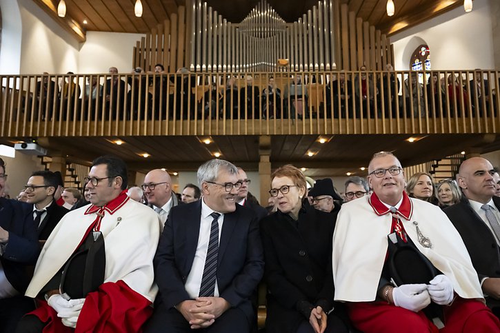 La partie officielle des festivités organisées à Liestal en l'honneur d'Eric Nussbaumer et d'Eva Herzog (au centre) s'est déroulée dans la principale église de la ville. © KEYSTONE/ANTHONY ANEX