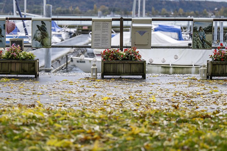 Une stèle commémorative rappelle le drame qui s'est produit au bord du lac à La Neuveville (archives). © KEYSTONE/PETER SCHNEIDER
