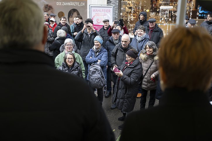 Le duo présidentiel a été fêté par la population à Liestal. © KEYSTONE/ANTHONY ANEX