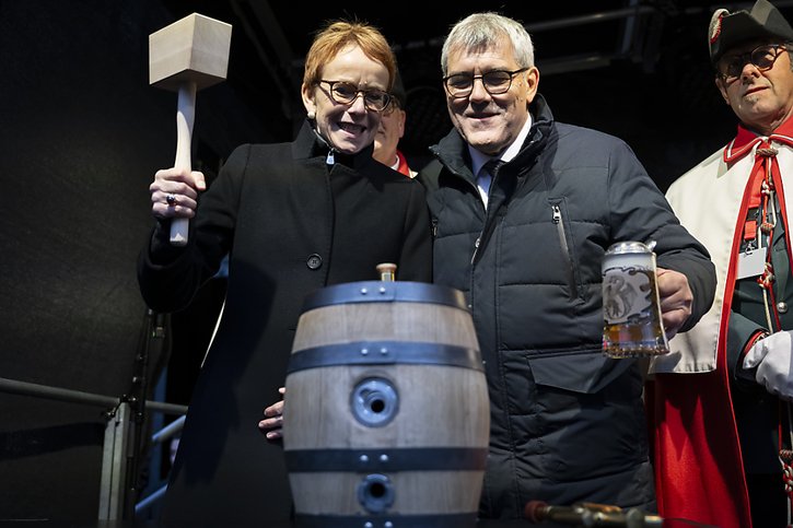 Eva Herzog a reçu un fût de bière de la part du président du gouvernement de Bâle-Ville et candidat au Conseil fédéral Beat Jans. Eric Nussbaumer a reçu, lui, une chope "pour trinquer avec" sa collègue. © KEYSTONE/ANTHONY ANEX