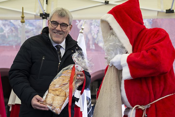 En ce jour de la Saint-Nicolas, même l'évêque de Myre était présent pour féliciter Eric Nussbaumer. © KEYSTONE/ANTHONY ANEX