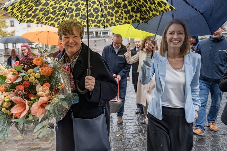 Les deux sénatrices élues, Isabelle Chassot et Johanna Gapany, se sont chaleureusement félicitées à leur arrivée à l’Hôtel cantonal. © Alain Wicht