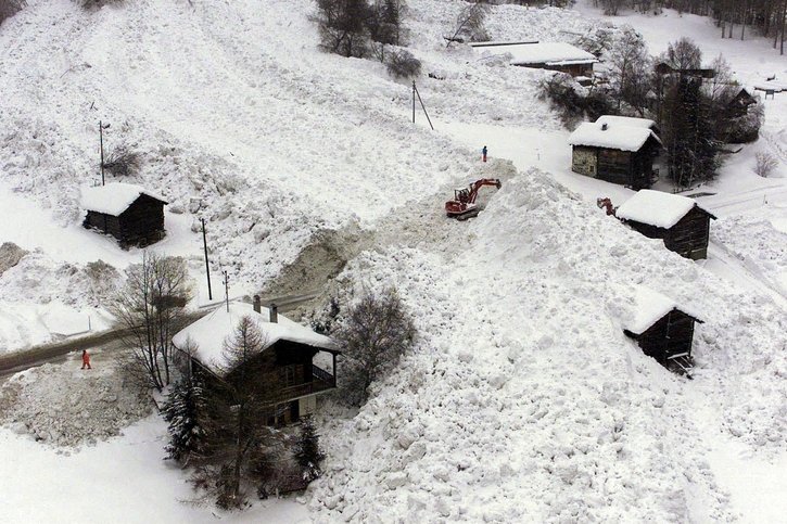 Vue aérienne d’une des avalanches qui se sont déclenchées le 21 février 1999 en début de soirée aux abords du hameau de Villaz, près d’Evolène. © Keystone