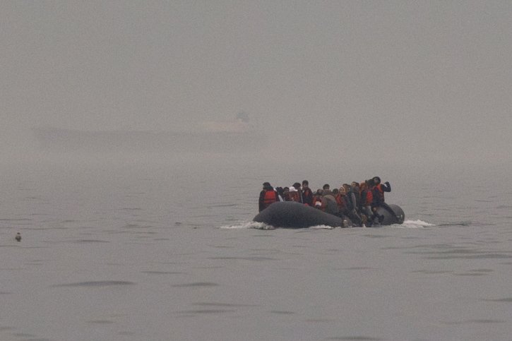 Des migrants sur un bateau pneumatique lors de la traversée de la Manche entre la France et l'Angleterre (Archives). © KEYSTONE/EPA/TOLGA AKMEN