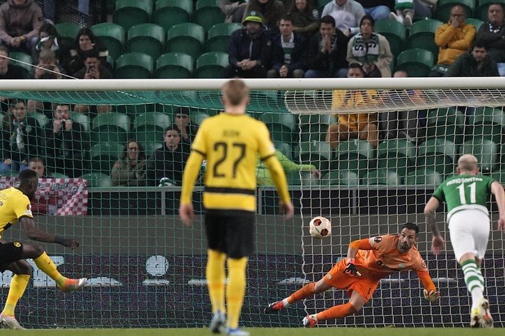 Ganvoula transforme un penalty pour le 1-1 © KEYSTONE/AP/Armando Franca