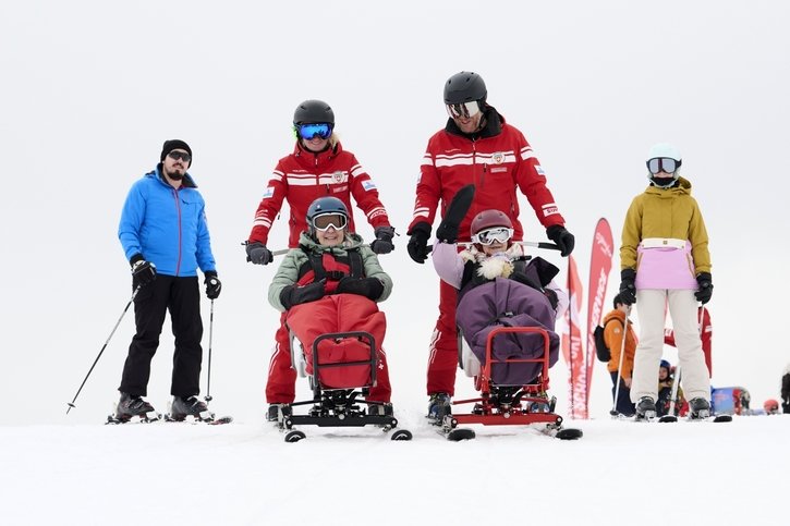 EMS broyards: Quatre résidents dévalent les pistes en tandem ski