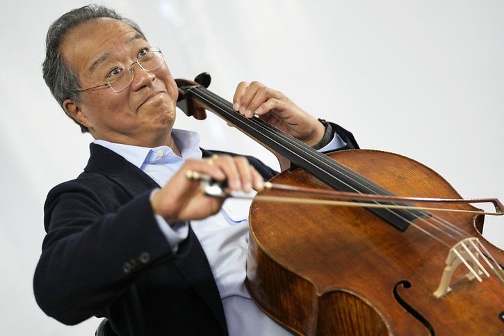 "Véritable pop star", le violoncelliste Yo-Yo Ma sera l'une des têtes d'affiche de la prochaine saison de l'OCL (archives). © KEYSTONE/AP/ARMANDO FRANCA