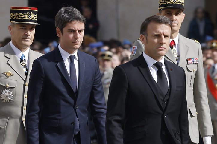 Gabriel Attal (à gauche sur le cliché), en baisse dans les sondages, reste plus populaire auprès des Français qu'Emmanuel Macron (à droite) (archives). © KEYSTONE/EPA AFP POOL/LUDOVIC MARIN / POOL