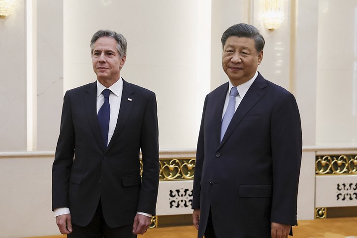 Le président chinois Xi Jinping (à dr.) et le secrétaire d'Etat américain Antony Blinken à Pékin (archives). © KEYSTONE/AP/Leah Millis