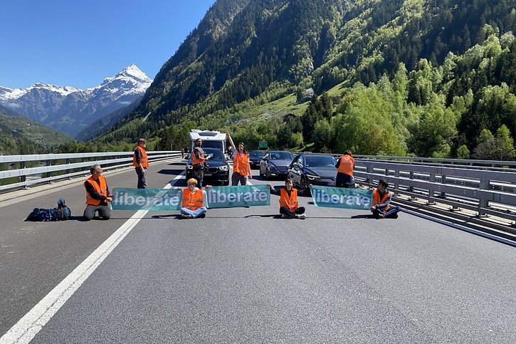 Des activistes climatiques du mouvement Renovate bloquent l'autoroute A2 près de Wassen, dans le canton d'Uri. © Renovate