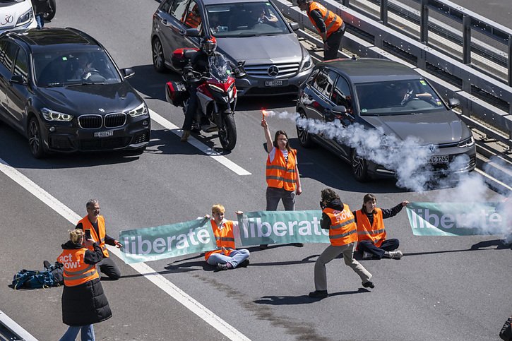 Nouvelle action de protestation de Renovate Switzerland, en plein trafic au Gothard. © KEYSTONE/URS FLUEELER