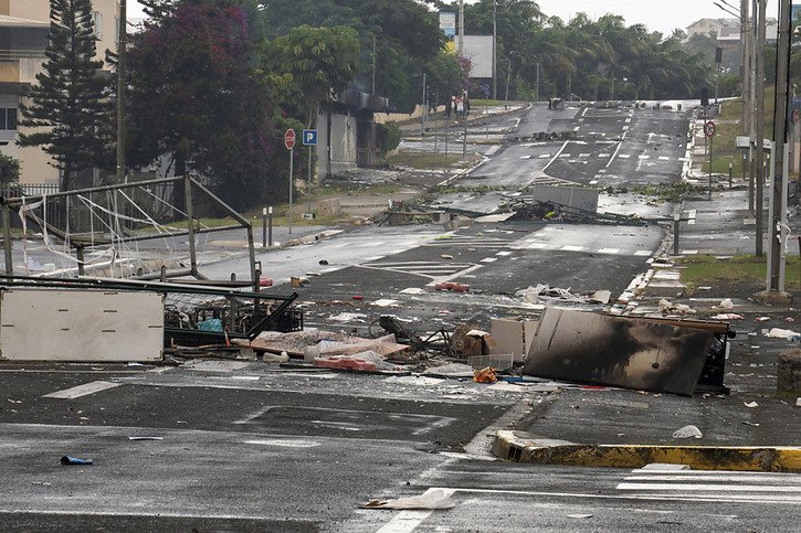 La situation était plus calme vendredi à Nouméa après l'instauration de l'état d'urgence. © KEYSTONE/AP/Nicolas Job