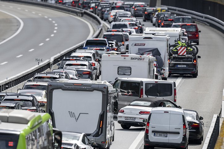 Des bouchons se forment régulièrement entre Göschenen et Erstfeld lors de week-ends prolongés (archives). © KEYSTONE/URS FLUEELER