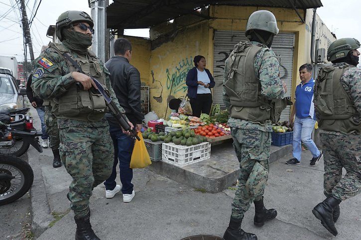 Patrouilles de soldats à Quito. © KEYSTONE/AP/Dolores Ochoa